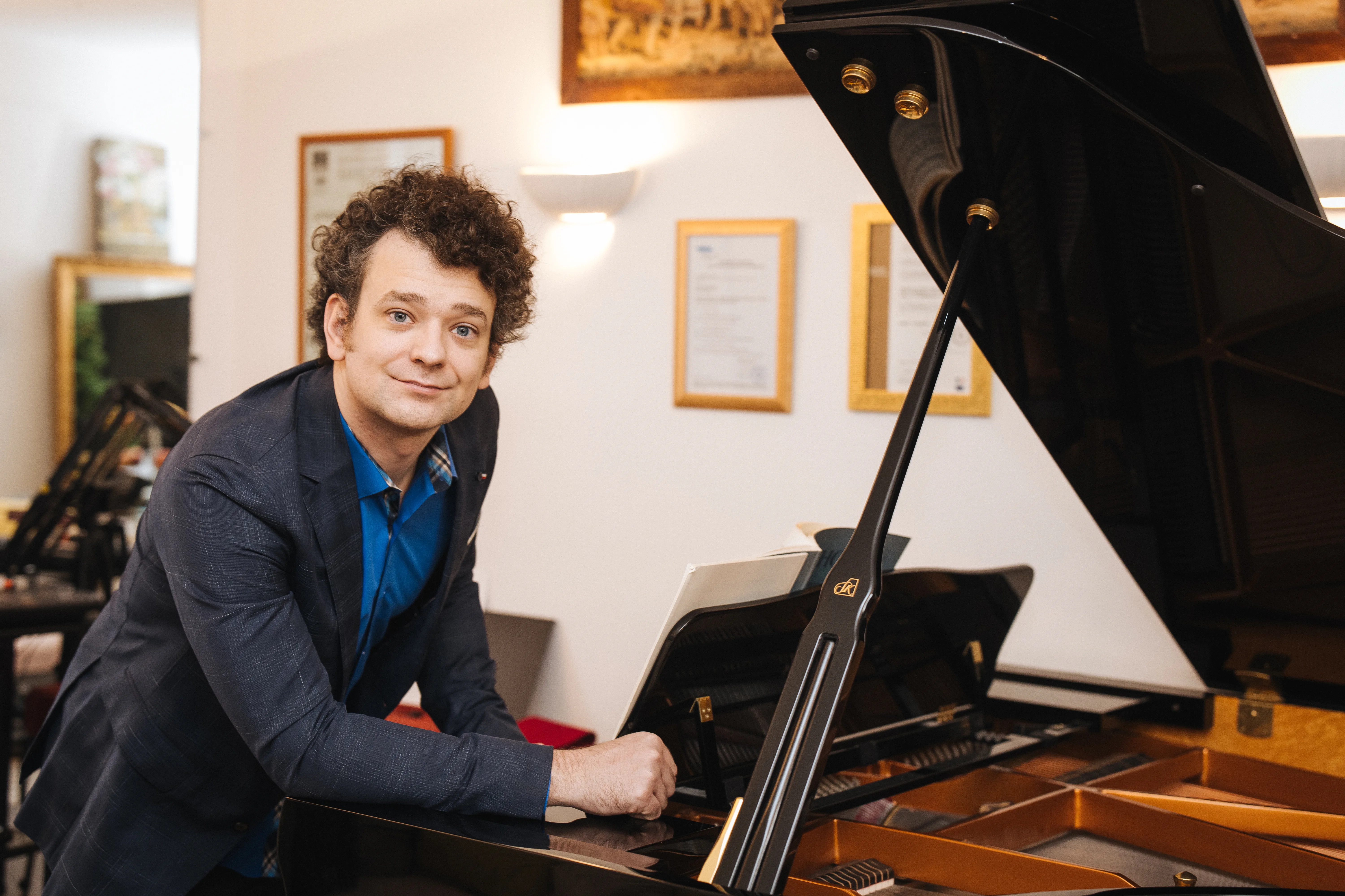 Louis Lancien au piano lors d'un concert à Paris